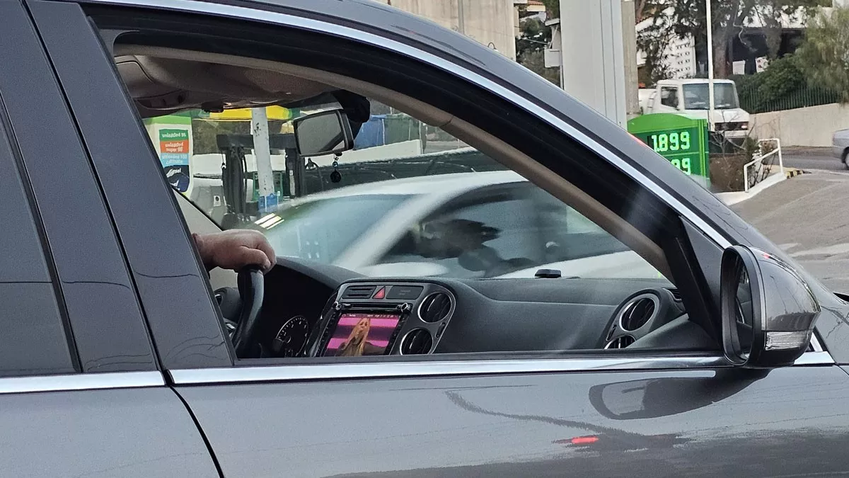 Ασυνείδητος βλέπει τηλεόραση στο κινητό του ενώ οδηγεί (Video)