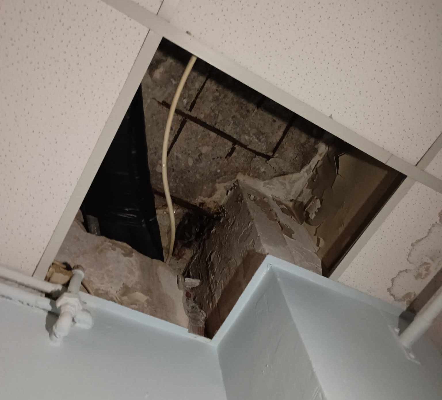 ΕΝΙΘ: «Πάμε κι όπου βγει και στο ΕΣΥ» – Διαμαρτυρία για την πτώση γυψοσανίδας στην Παιδιατρική του Ιπποκράτειου (ΦΩΤΟ+Video)