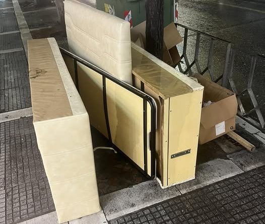 Ο Δήμος Θεσσαλονίκης έριξε καμπάνα 1.500 ευρώ σε πολίτη που πέταξε καναπέ στην Τσιμισκή (Video)