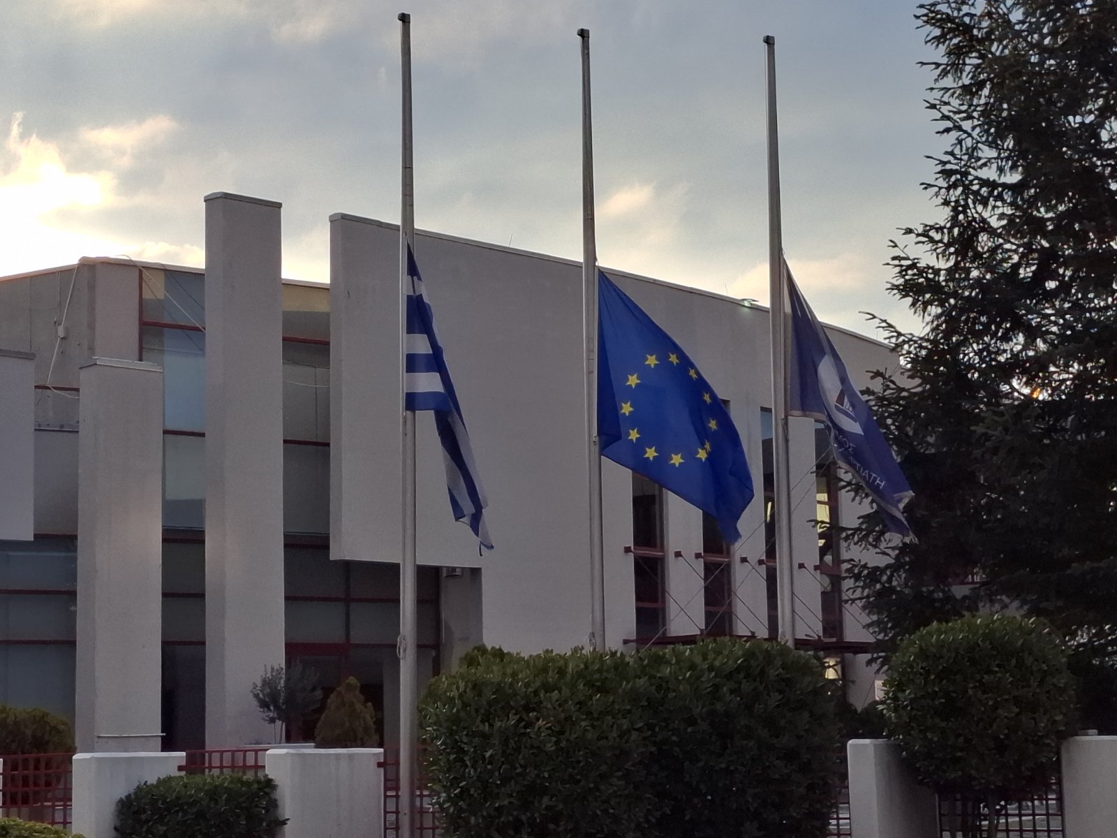 Δήμος Πυλαίας-Χορτιάτη: Οι σημαίες μας θα είναι μεσίστιες για να υπενθυμίζουν τον σεβασμό μας στα αθώα θύματα των Τεμπών (ΦΩΤΟ)