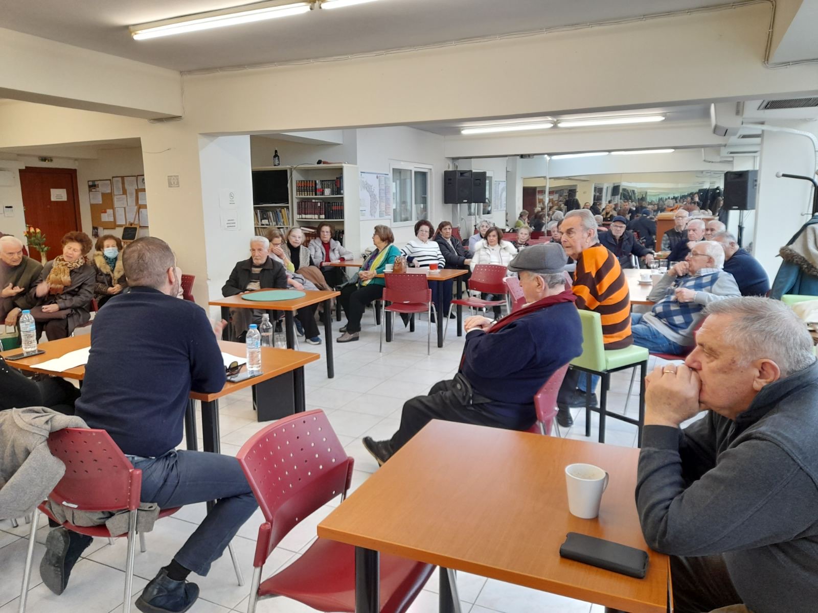 ΚΑΠΗ Θεσσαλονίκης: Αστυνομικοί διδάσκουν στους ηλικιωμένους να αποφεύγουν τους απατεώνες 