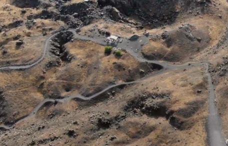 Βγάζει ατμούς και μυρίζει θειάφι το ηφαίστειο της Σαντορίνης (ΦΩΤΟ)