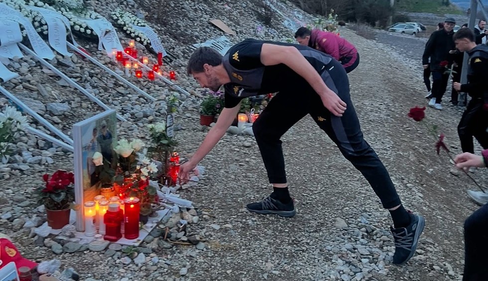 Άρης: Η αποστολή σταμάτησε στα Τέμπη και άφησε 57 τριαντάφυλλα (Video)