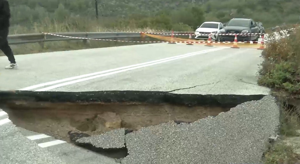 Χαλκιδική: Κομμένη στα δύο η Σιθωνία