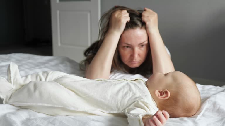 Η ύπουλη ψυχιική νόσος που εμφανίζεται μετά τη γέννηση του παιδιού – Ποια είναι, πώς να την αναγνωρίσετε