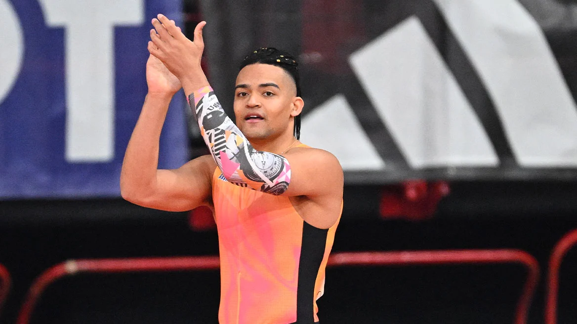 Πτυχιούχος ο Εμμανουήλ Καραλής: «Μάνα το πήρα»