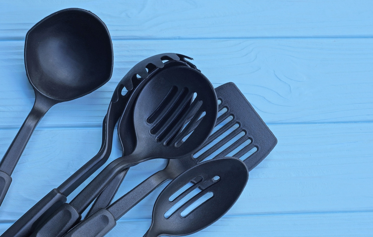 Τι χρώμα έχουν τα πλαστικά σκεύη που αυξάνουν τον κίνδυνο έκθεσης σε τοξικές ουσίες – 2 κινήσεις που μειώνουν την απειλή