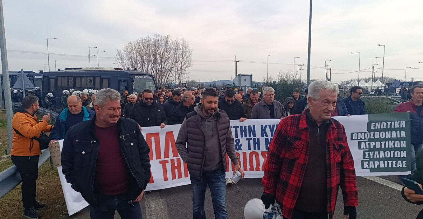 Αγρότες μπλόκα: Απέκλεισαν τον αυτοκινητόδρομο Ε65 στην Καρδίτσα – Υποδέχτηκαν φορείς στο μπλόκο