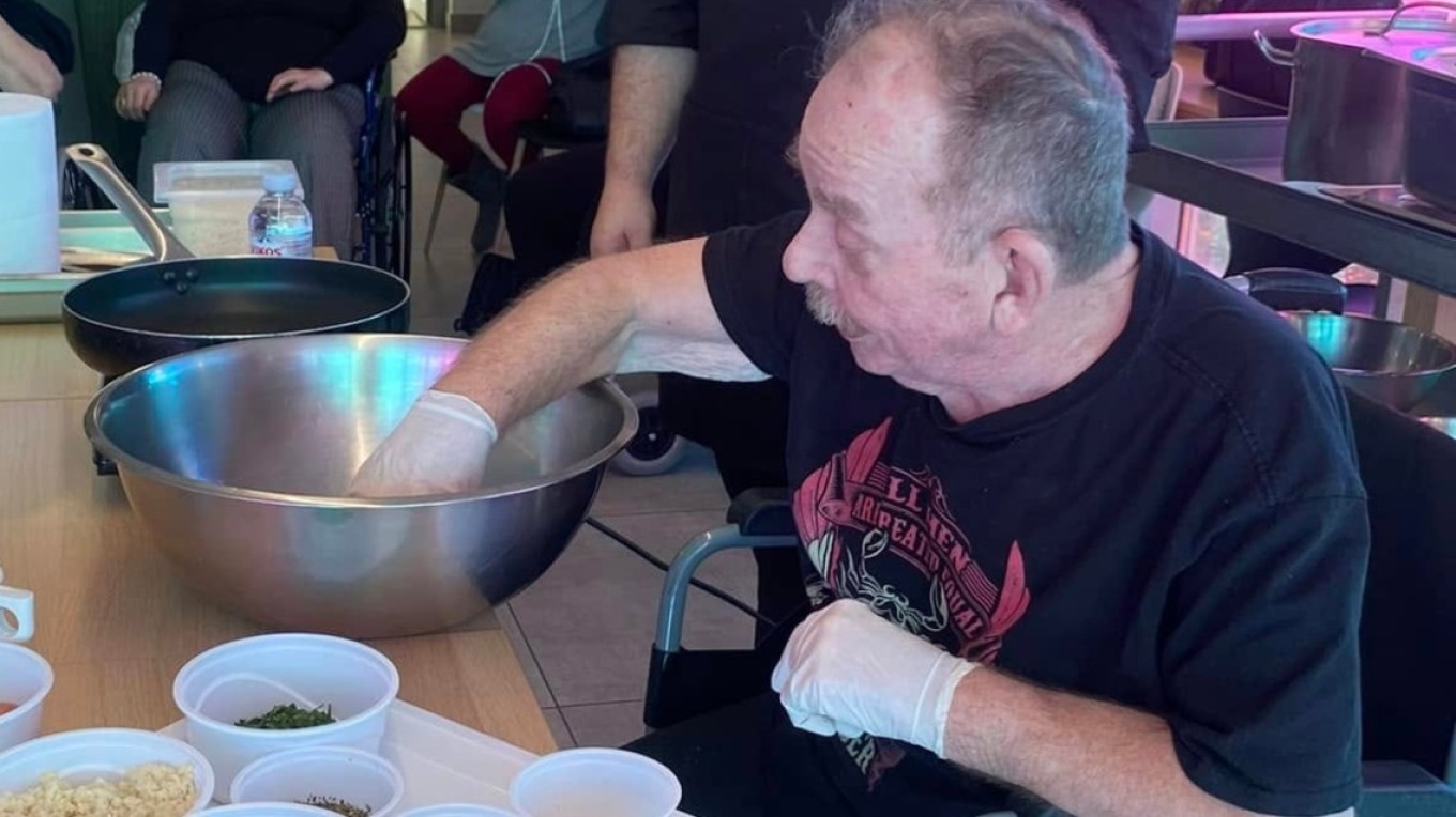Ηλίας Μαμαλάκης: Στο νοσοκομείο με πρόβλημα στο ισχίο ο μάγειρας – Προετοίμασε γεύματα στους ασθενείς (ΦΩΤΟ)