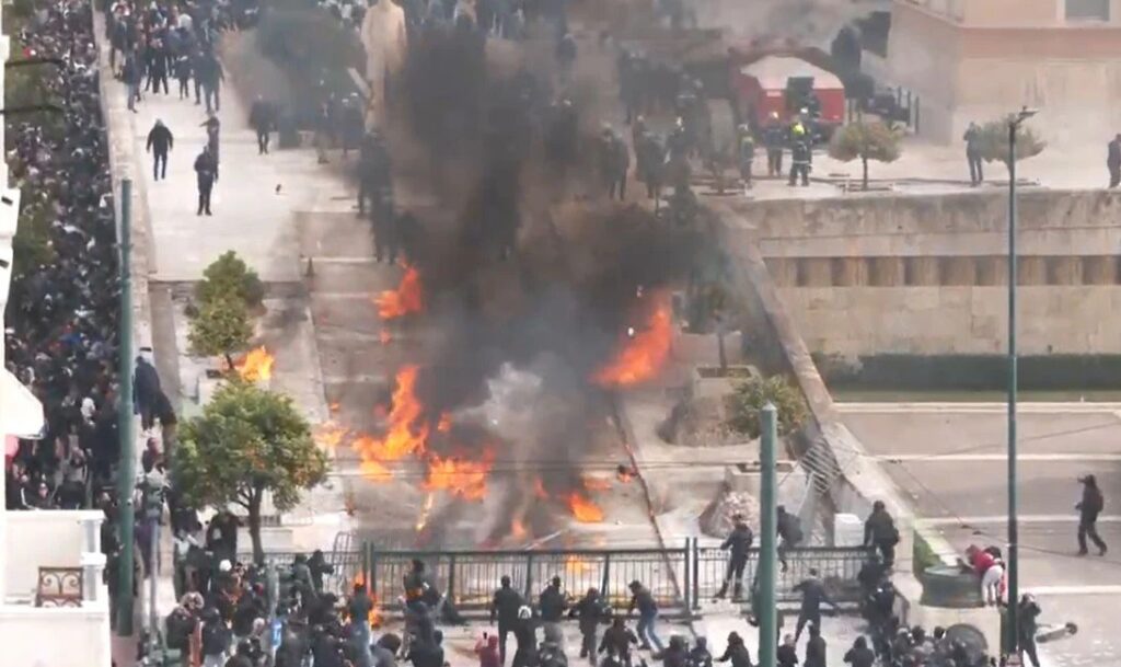 Επεισόδια στο Σύνταγμα – Μολότοφ στο προαύλειο της Βουλής (video)