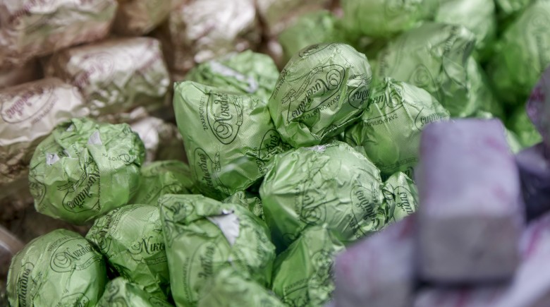 Ποιος «γαλάζιος» βουλευτής σε εκδήλωση γέμισε τις τσέπες με… παστάκια;