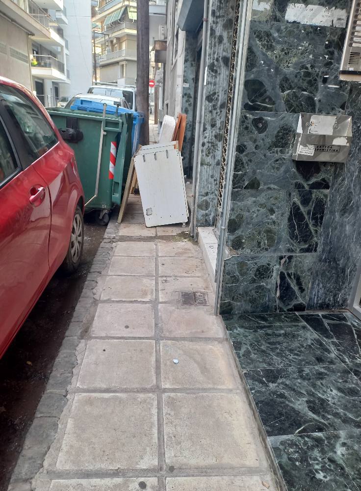 Θεσσαλονίκη: Μπάζα στα πεδοδρόμια – Τα ογκώδη κάνουν δύσκολη τη ζωή των πεζών (ΦΩΤΟ)