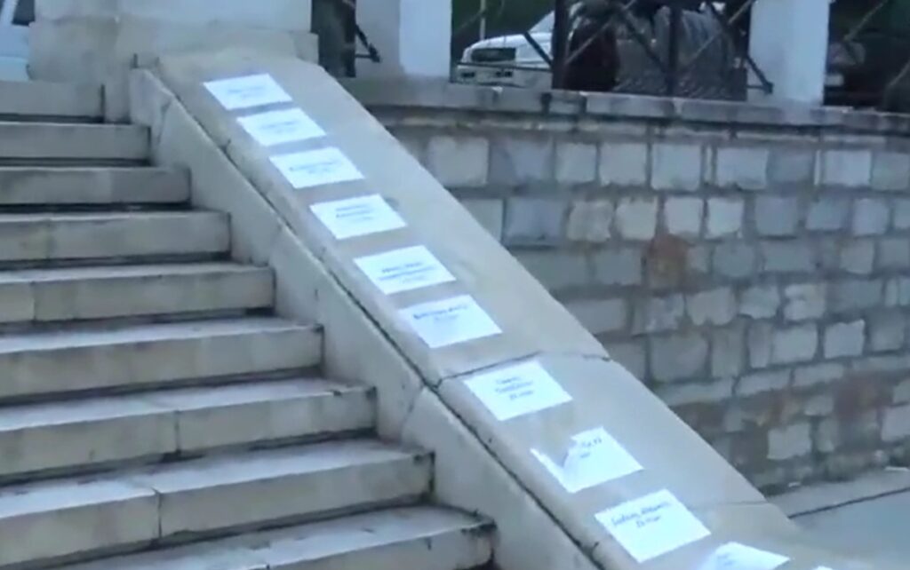 Τέμπη: Τα ονόματα των 57 θυμάτων σε λευκό χαρτί στα σκαλιά της πλατείας Συντάγματος (video)