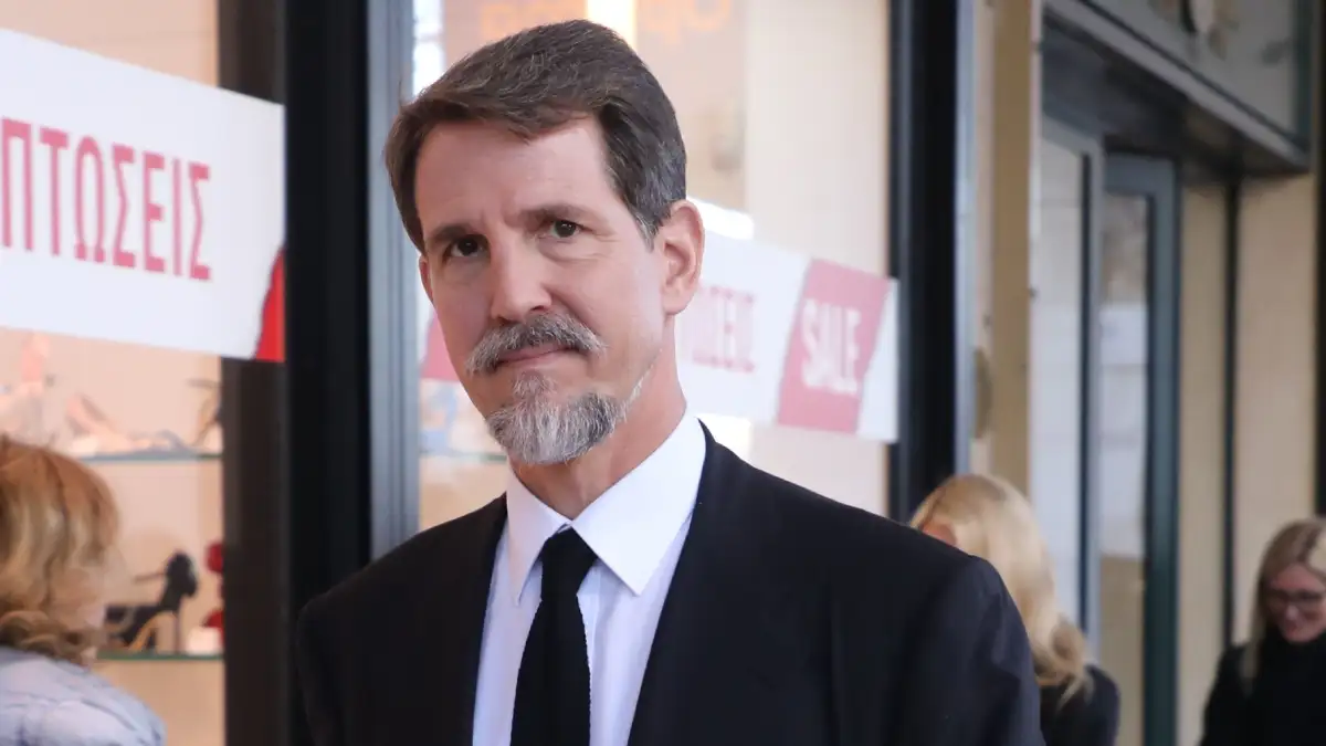 O Παύλος Ντε Γκρες χορεύει βαρύ ζεϊμπέκικο και ο Ρέμος του χτυπάει παλαμάκια -«Βροχή» τα λουλούδια (Video)