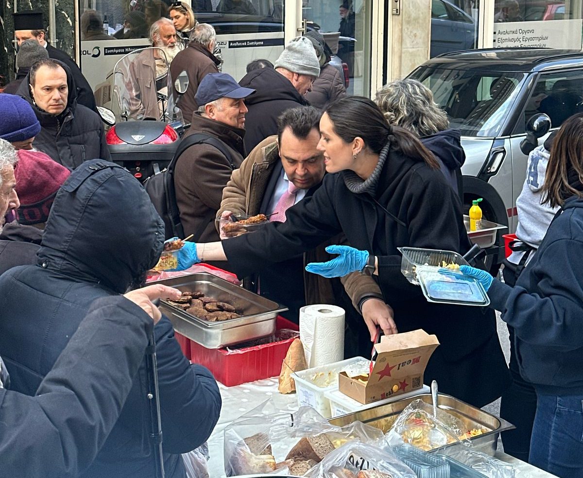 Η Νεφέλη Χατζηιωαννίδου δίπλα στους συμπολίτες μας την Τσικνοπέμπτη