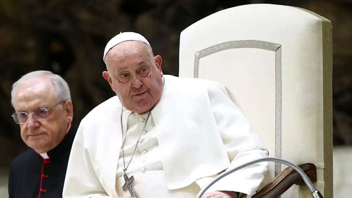 Ο πάπας Φραγκίσκος «δεν είναι εκτός κινδύνου αλλά δεν κινδυνεύει η ζωή του» λένε οι γιατροί