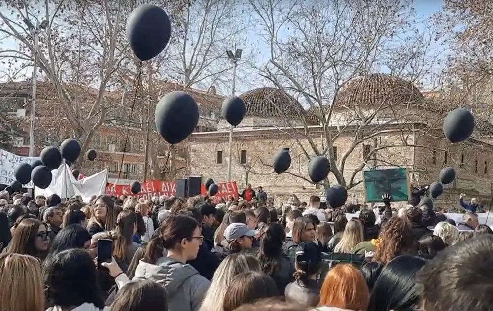 Σέρρες: Χιλιάδες πολίτες στη συγκέντρωση για τα δύο χρόνια από την τραγωδία των Τεμπών (video)