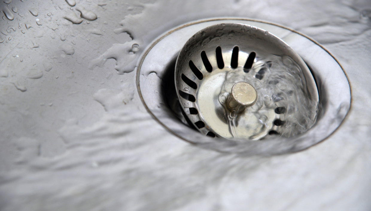 Έτσι θα ξεβουλώσετε το σιφόνι από τις τρίχες!