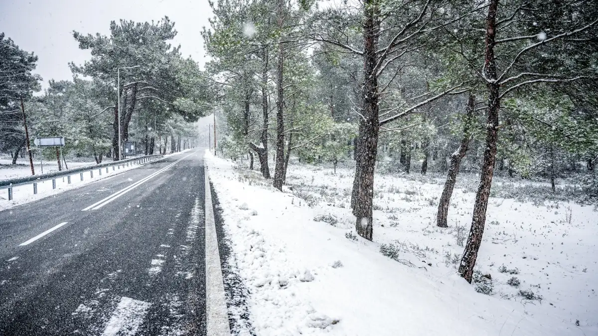 Καιρός αύριο: Χιόνια σε Πελοπόννησο και τα ορεινά της Κρήτης και καταιγίδες στα δυτικά – Συνεχίζουν οι χαμηλές θερμοκρασίες