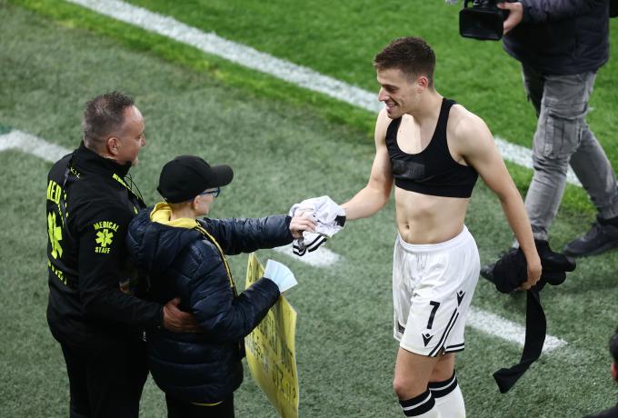 Συγκλονιστικό: Κωνσταντέλιας και Πήλιος χάρισαν τις φανέλες τους σε φίλο της ΑΕΚ που νίκησε τον καρκίνο!