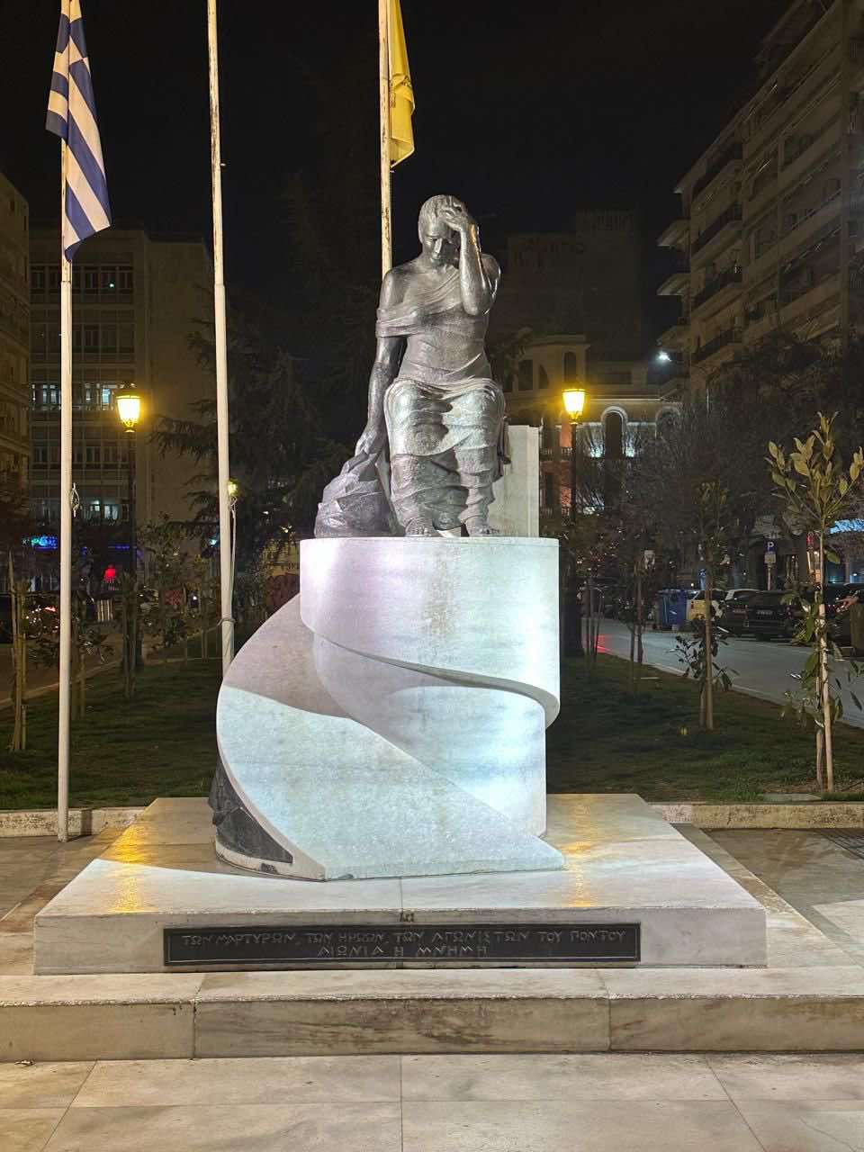 Θεσσαλονίκη: Με φως «έλουσε» ο Δήμος τα μνημεία Ποντιακού Ελληνισμού και τους «Πολίτες» (ΦΩΤΟ)