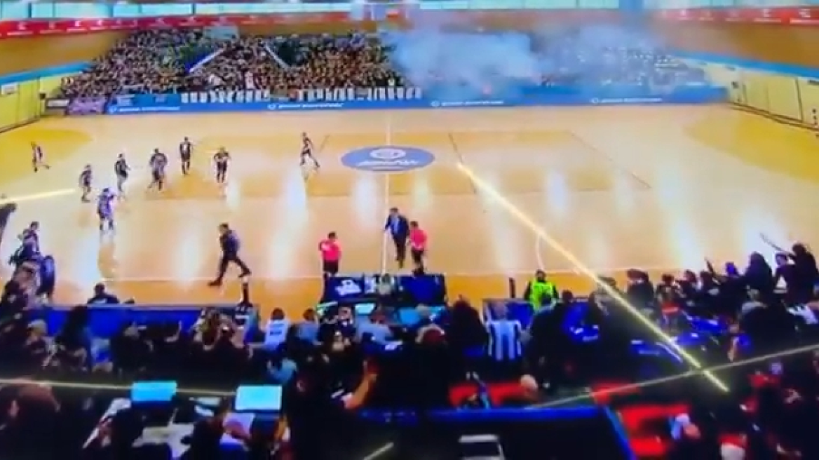 Χάος πριν τη σέντρα στο Παρτίζαν-ΑΕΚ: Κροτίδες από Σέρβους οπαδούς, αποχώρηση της Ένωσης στα αποδυτήρια