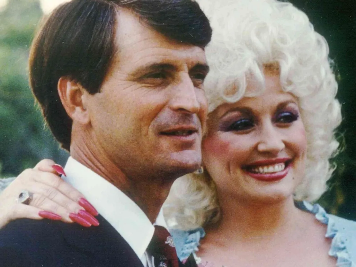 Dolly Parton: Έχασε τον επί 60 χρόνια σύζυγό της – Η ιστορία της αγάπης τους