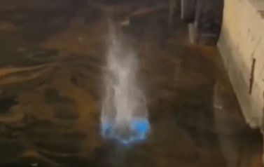 Θεσσαλονίκη: Γιατί αν πετάξεις μια πέτρα στον Θερμαϊκό εμφανίζεται μία μπλε λάμψη; (Video)