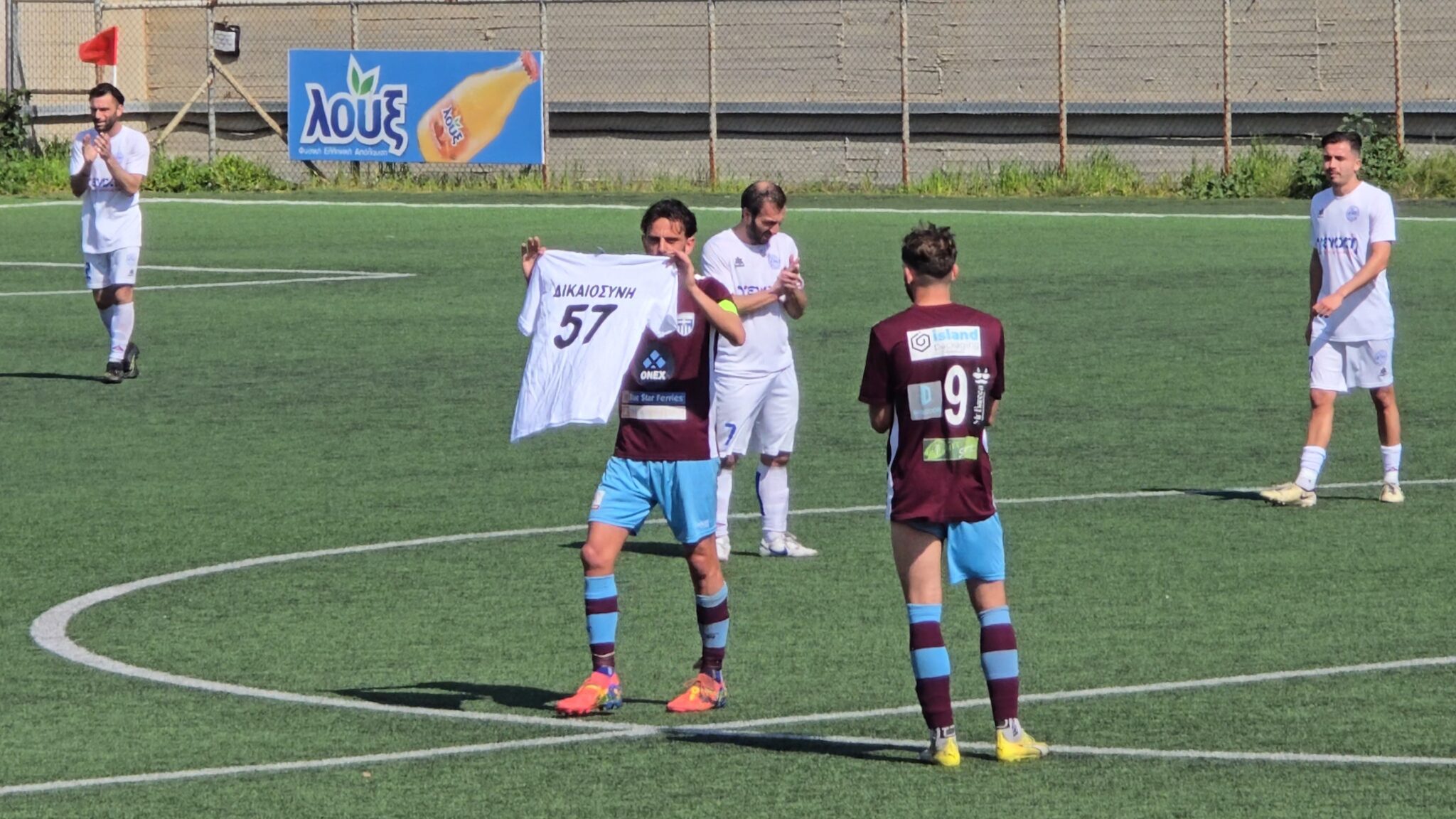 Ανατριχίλα στη Σύρο! Διακόπηκε το παιχνίδι στο 57′ – Ξέσπασε σε χειροκροτήματα το γήπεδο (ΒΙΝΤΕΟ)