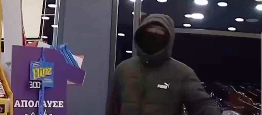 Θεσσαλονίκη: Αδίστακτος ληστής εισέβαλε σε μίνι μάρκετ με την απειλή τεράστιου μαχαιριού- Βίντεο ντοκουμέντο