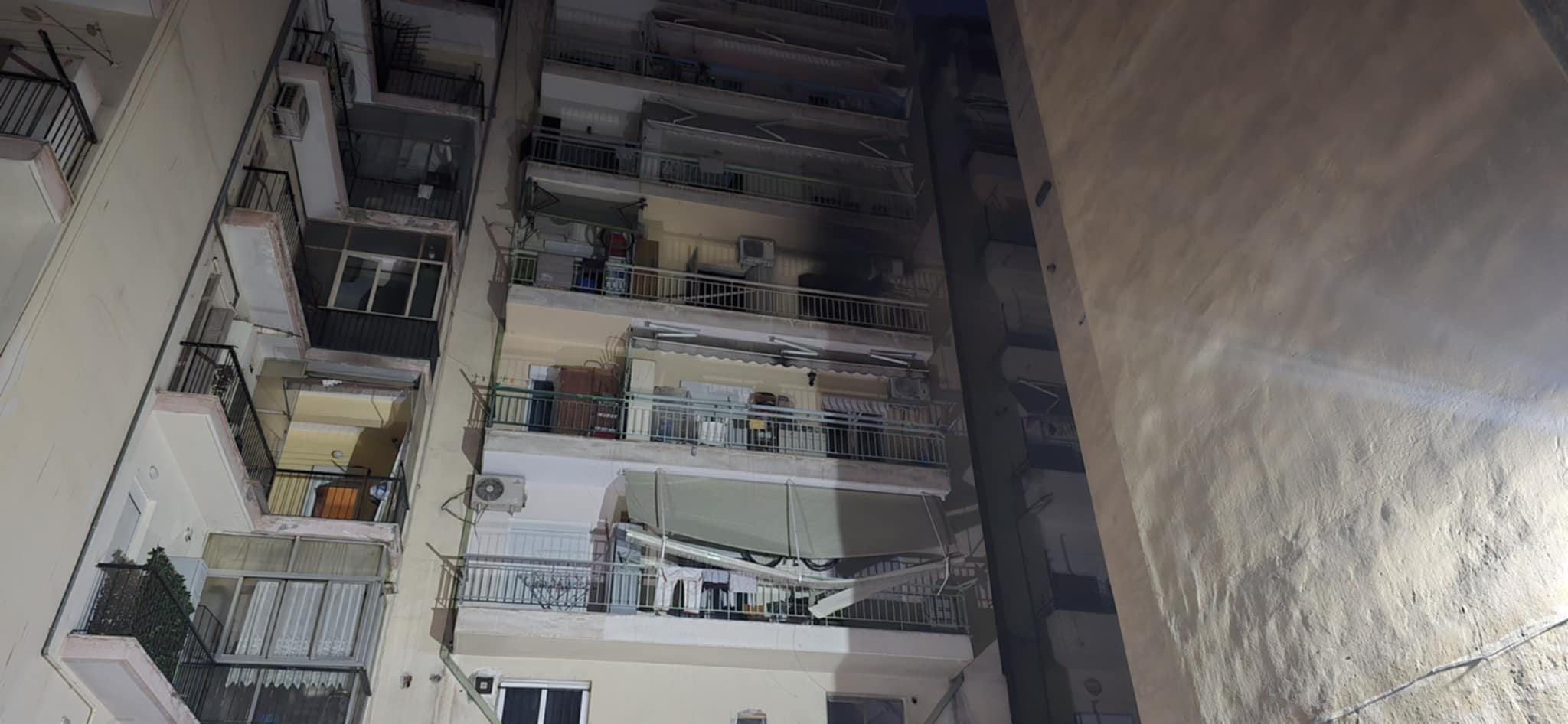 Tραγωδία στη Θεσσαλονίκη: Νεκρός άνδρας στο κέντρο της πόλης – Πήδηξε από το μπαλκόνι προσπαθώνας να σωθεί από φωτιά (ΦΩΤΟ)