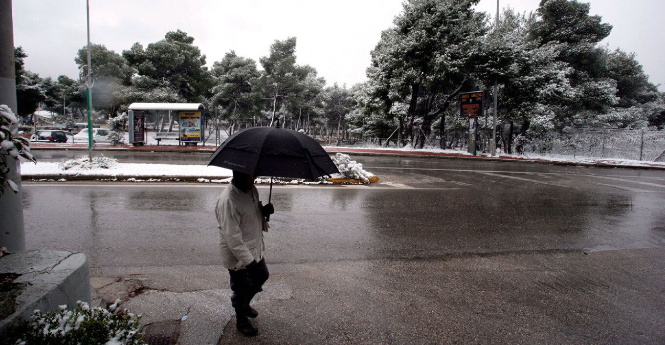 Καιρός: Νέο έκτακτο δελτίο από την ΕΜΥ – Από νωρίς το απόγευμα η κακοκαιρία με κρύο, βροχές και πυκνές χιονοπτώσεις