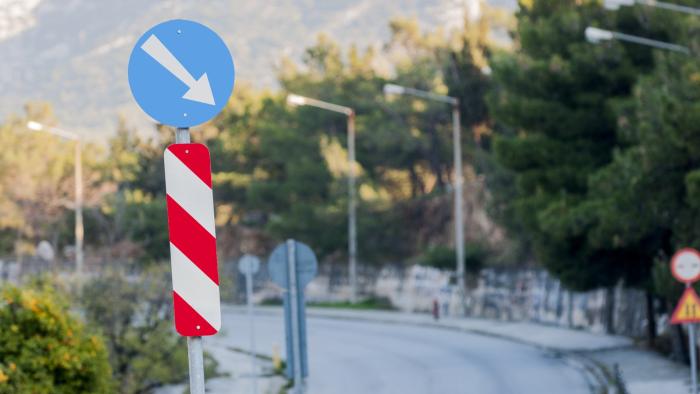 Τι σημαίνουν τα χρώματα στις πινακίδες του δρόμου; Ποια είναι η διαφορά ανάμεσα στο μπλε, το κόκκινο και το κίτρινο