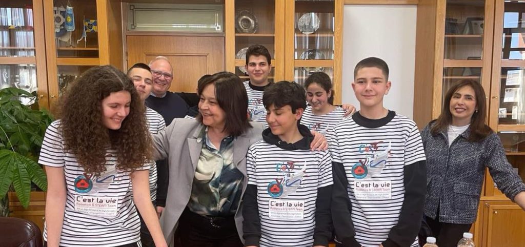 Θεσσαλονίκη: Μαθητές παρουσίασαν το ρομπότ-υποβρύχιο που κατασκεύασαν στην Δήμαρχο Καλαμαριάς, Χρύσα Αράπογλου