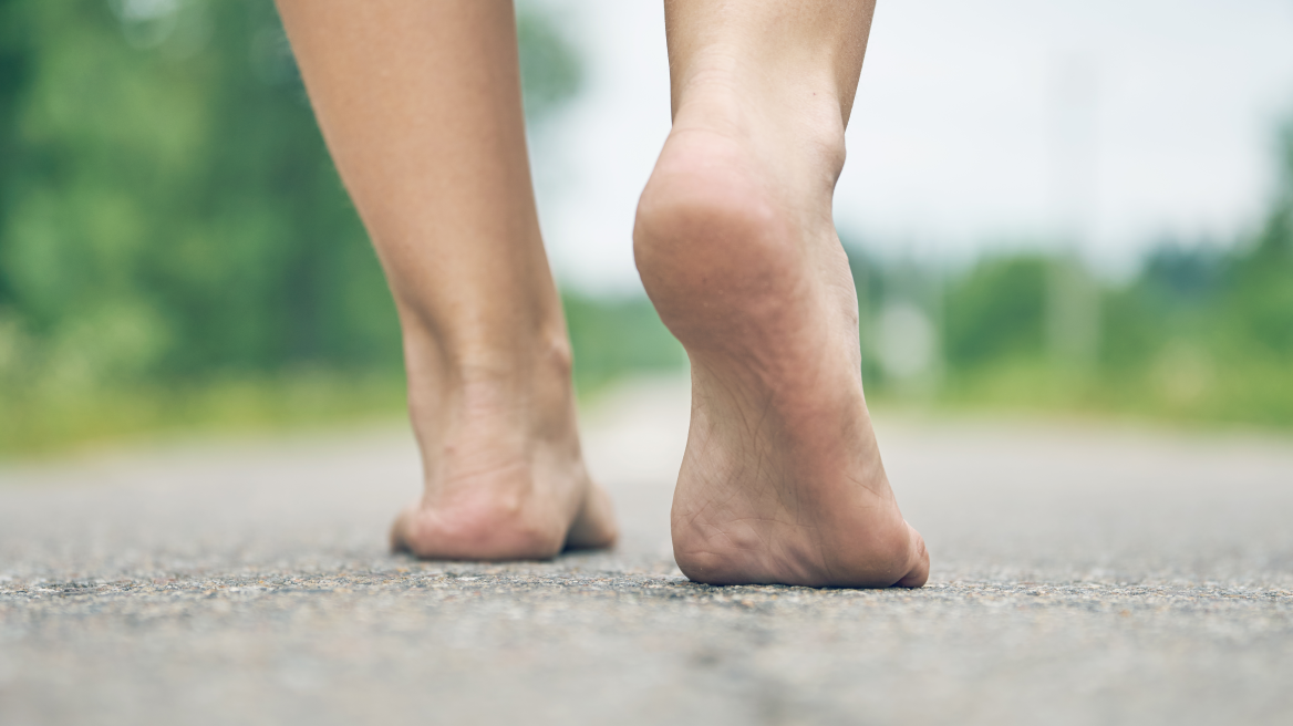 Μέθυσε και έβγαλε τα ρούχα του στην πλατεία μέρα – μεσημέρι