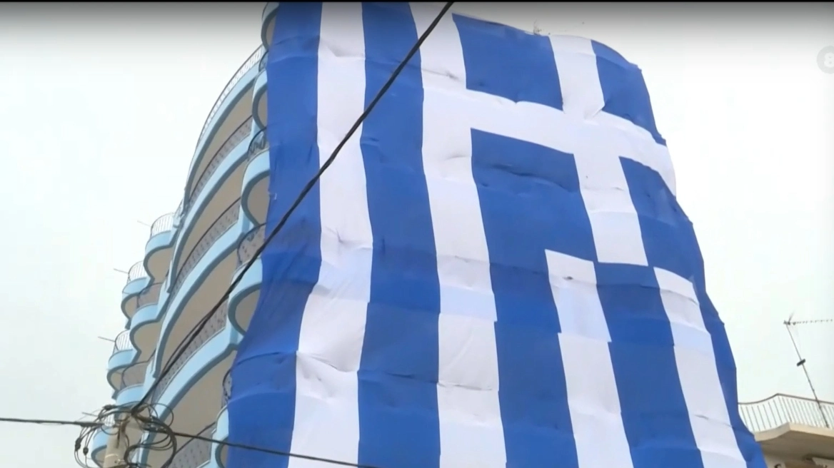 Γιγάντια ελληνική σημαία κάλυψε μια επταώροφη πολυκατοικία (Video)