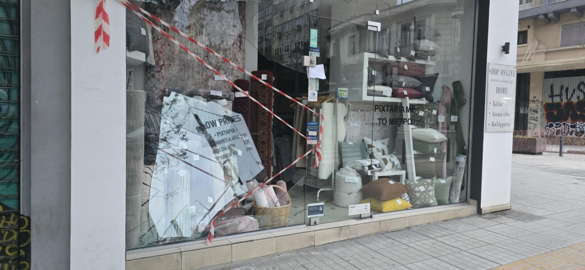 Θεσσαλονίκη ΠΡΙΝ ΛΙΓΟ: Μοτοσικλέτα έπεσε σε βιτρίνα καταστήματος στο κέντρο (ΦΩΤΟ)