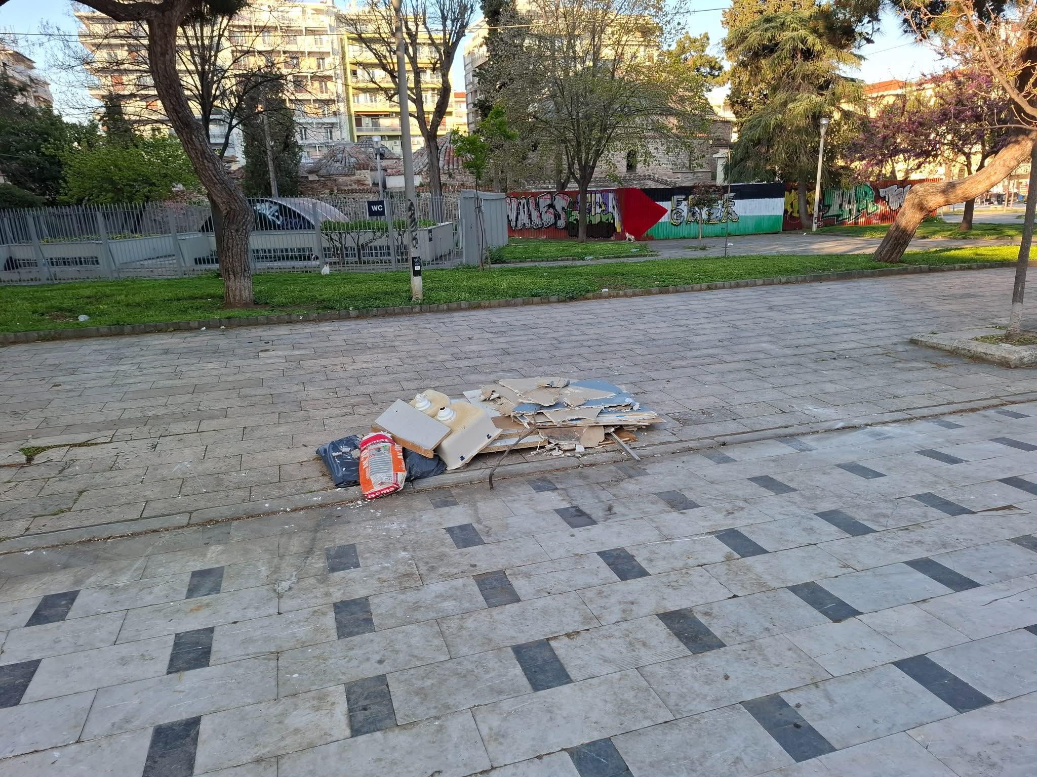 Θεσσαλονίκη: Συνέβη κι αυτό! Πέταξαν υπολείμματα ανακαίνισης στο πιο κεντρικό σημείο της πόλης