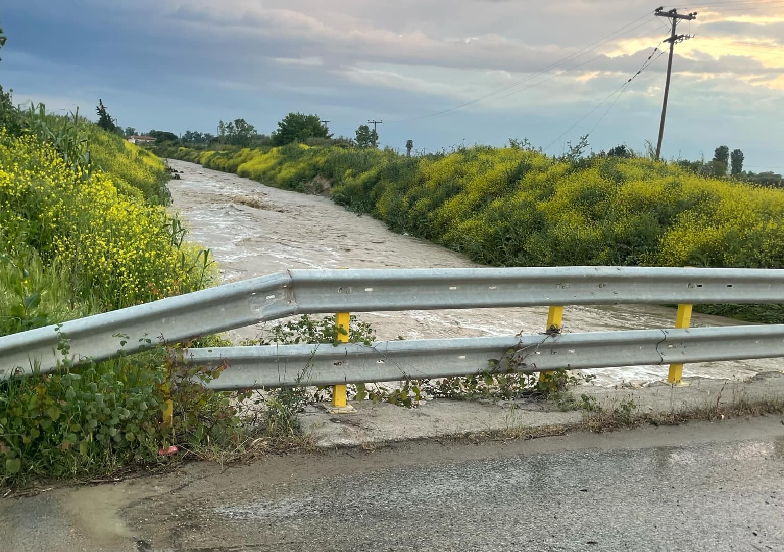 Υπερχείλιση ρέματος στη Χαλκιδική – Διακοπή κυκλοφορίας