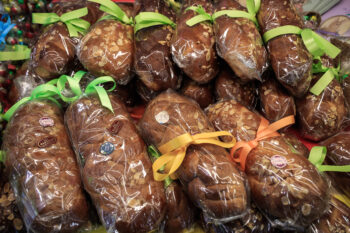 Θεσσαλονίκη: Πόσο θα κοστίσουν φέτος τα πασχαλινά τσουρέκια – «Ράλι» ακρίβειας στα σοκολατένια αυγά