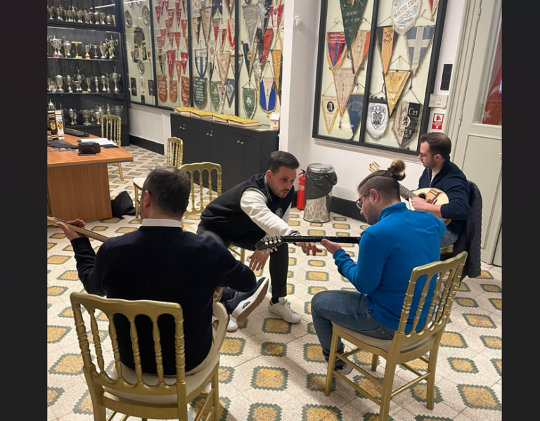 Ο Θεσσαλονικιός που διδάσκει τους Τούρκους διπλοπενιές – «Τρελαίνονται για μπουζούκι»