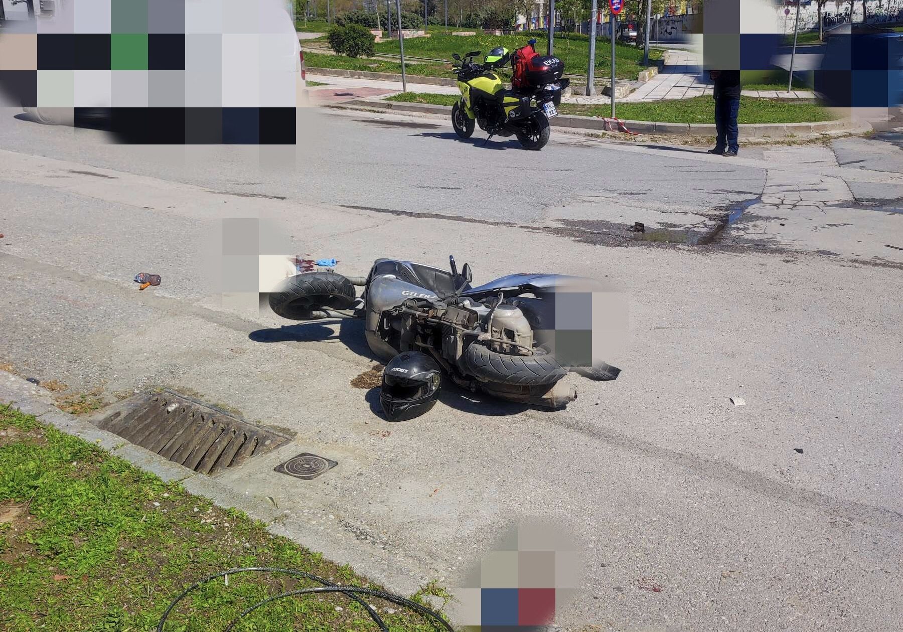 Θεσσαλονίκη: Σοβαρό τροχαίο με σύγκρουση μοτοσυκλέτας με όχημα - Οδηγός διασωληνώθηκε στο σημείο (ΦΩΤΟ)