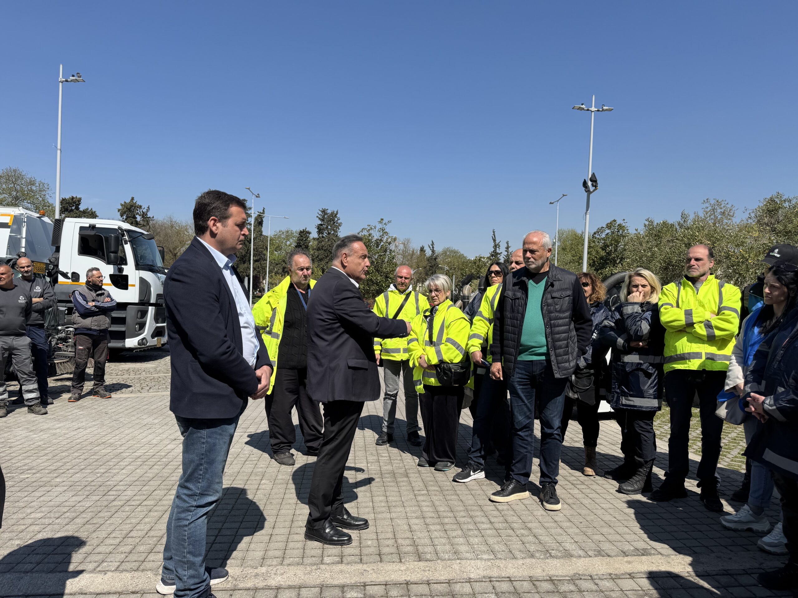 «Επίθεση» Αγγελούδη στη … μάχη της καθαριότητας με νέα οχήματα και σάρωθρα