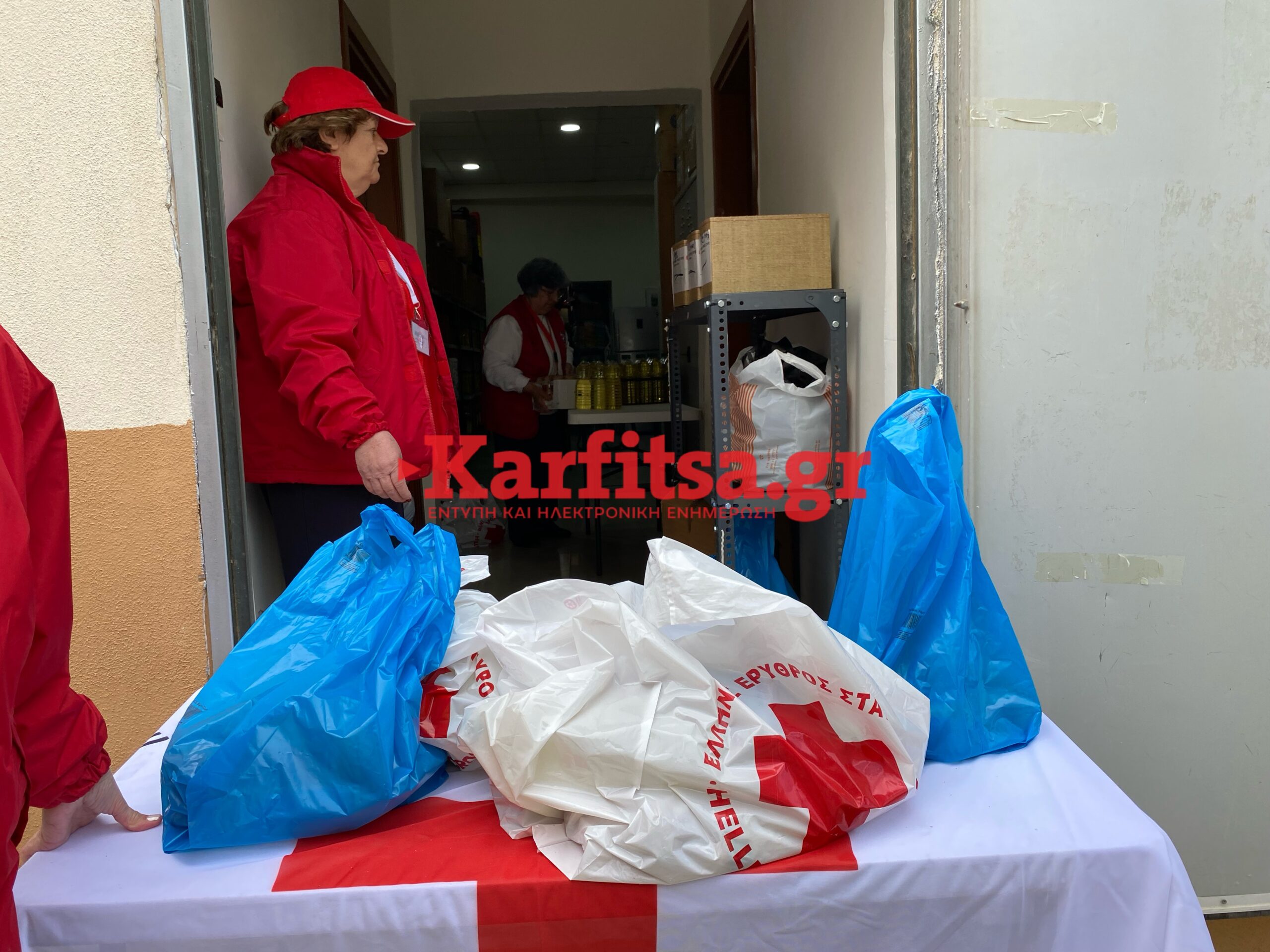 Θεσσαλονίκη: Τρόφιμα και είδη πρώτης ανάγκης σε όσους τα χρειάζονται μοίρασε ο Ελληνικός Ερυθρός Σταυρός (ΦΩΤΟ)