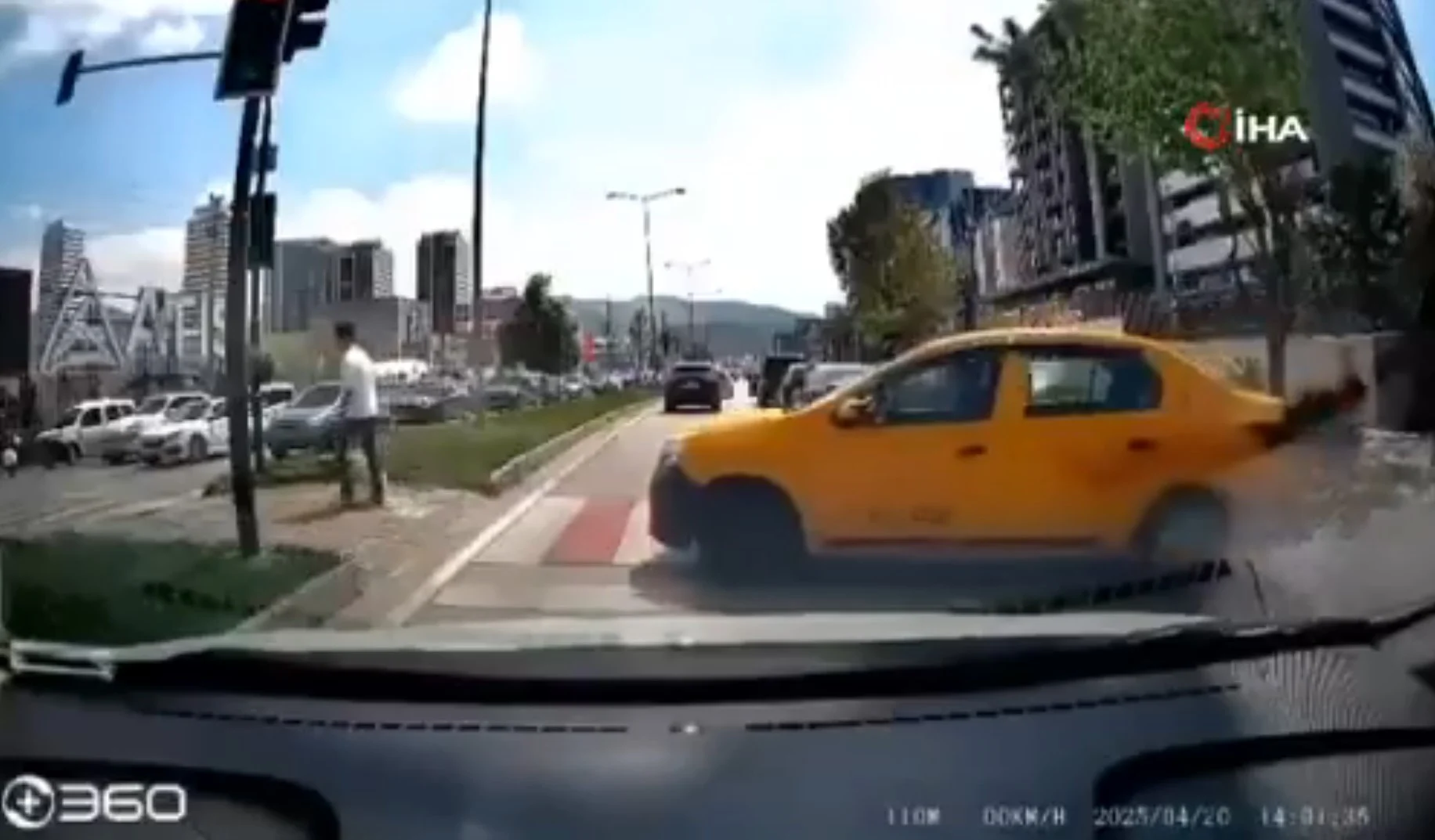 Κι όμως το έκανε! Ταξί περνάει από διάβαση πεζών (video)