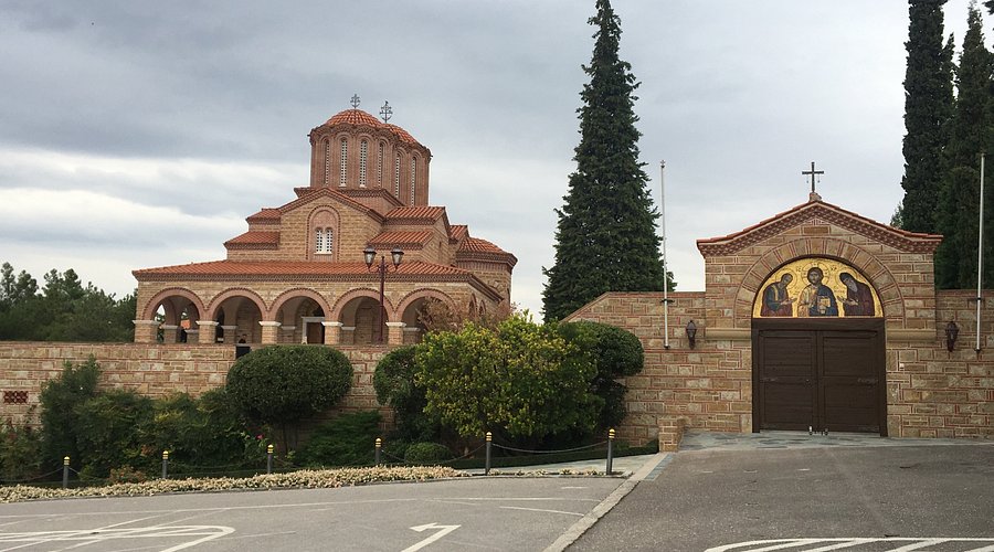 Θεσσαλονίκη: Δεν άφησαν 12χρονη να προσκυνήσει στον τάφο του Αγίου Παϊσίου επειδή φόραγε παντελόνι (Video)