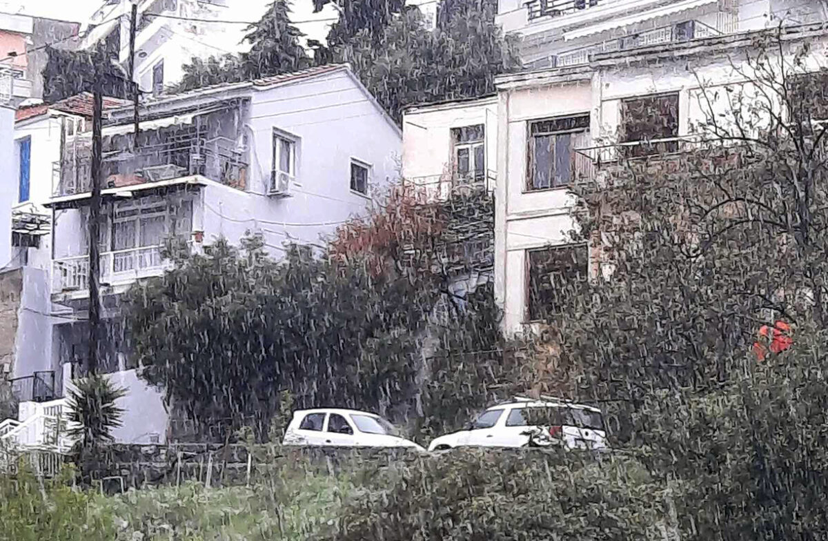 Χιόνισε μέχρι και μέσα στην πόλη της Καβάλας (Video)