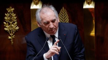 Ο Μπαϊρού παίζει το χαρτί της απλής αναλογικής για να αποφύγει την πολιτική κρίση