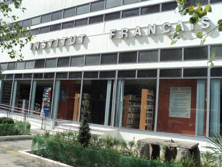 Θεσσαλονίκη: Μεθυσμένοι Αυστραλοί βανδάλισαν το Γαλλικό Ινστιτούτο με συνθήματα