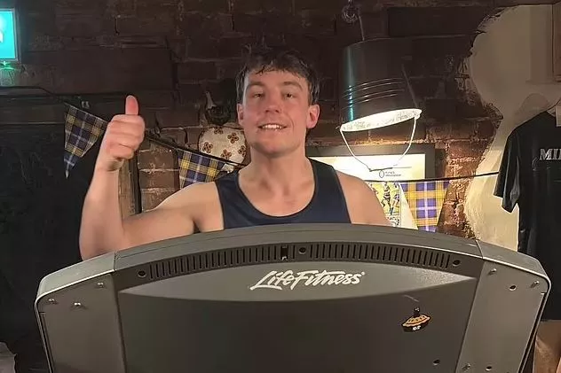 Έτρεχε επί 24 ώρες ασταμάτητα στο διάδρομο (για καλό σκοπό) – Δείτε τι έπαθε σε βίντεο